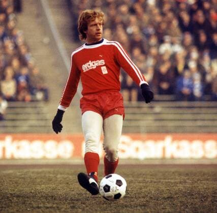Winfried Schäfer (Gladbach) am Ball Fußball 1. BL Herren Saison 1979 1980, Borussia Mönchengladbach, Mfdia Einzelbild Gelsenkirchen