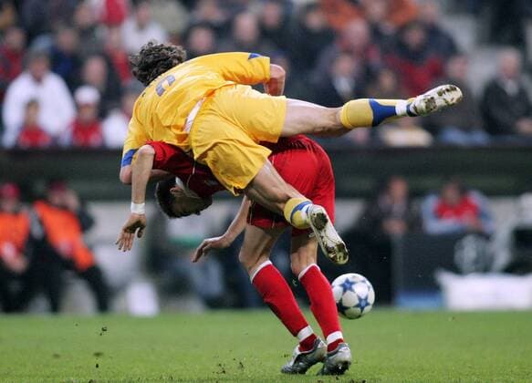 Zlatan Ibrahimovic (Juventus, o.) stürzt über Valerien Ismael (Bayern) Fußball EC 1 Herren Champions League 2005 2006, FC Bayern München - Juventus Turin 2:1, Juve Gruppe München Dynamik, Kampf