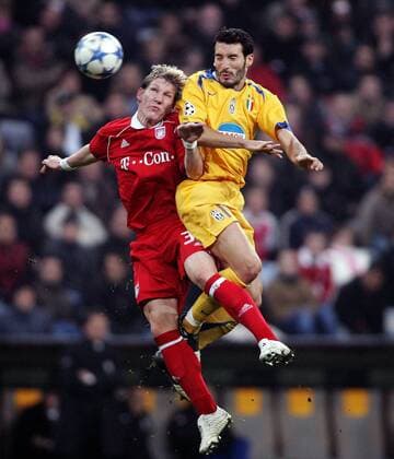 Bastian Schweinsteiger (Bayern, li.) gegen Gianluca Zambrotta (Juventus) Fußball EC 1 Herren Champions League 2005 2006, FC Bayern München - Juventus Turin 2:1, Juve Gruppe München Dynamik, Höhe, Kampf,