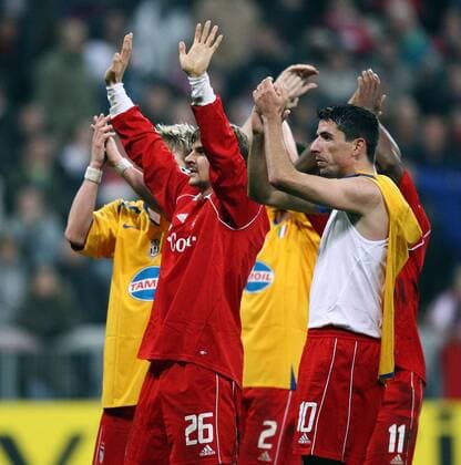 Sebastian Deisler (li.) und Roy Makaay (beide Bayern) bedanken sich bei den Anhängern Fußball EC 1 Herren Champions League 2005 2006, FC Bayern München - Juventus Turin 2:1, Juve Gruppe München Freude,