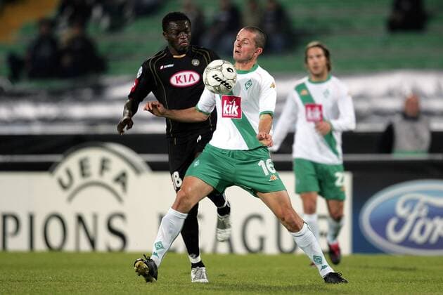 Leon Andreasen (Bremen, re.) gegen Ali Sulley Muntari (Udine) Fußball EC 1 Herren Champions League 2005 2006, Udinese Calcio - SV Werder Bremen 1:1 Gruppe Udine Dynamik,
