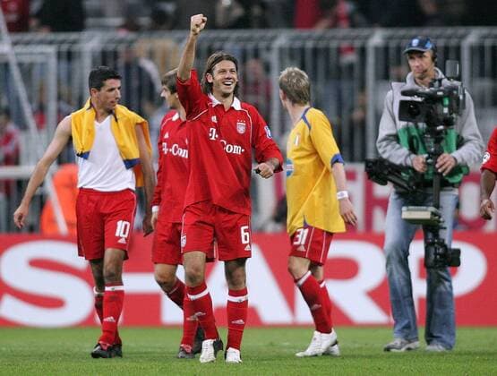 Martin Demichelis (Mitte) - Schlussjubel, dahinter v.li.: Roy Makaay, Sebastian Deisler und Bastian Schweinsteiger (alle Bayern) Fußball EC 1 Herren Champions League 2005 2006, FC Bayern München - Juventus Turin 2:1, Juve Gruppe München Freude,
