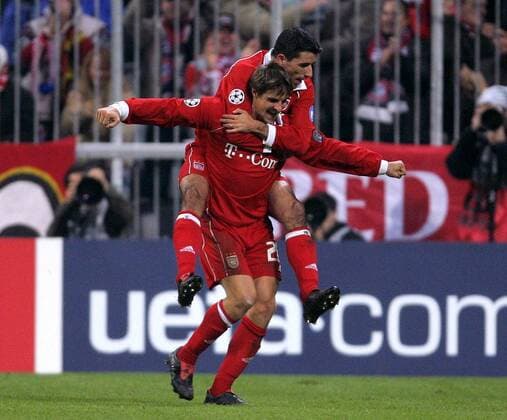 Sebastian Deisler (unten) und Roy Makaay (beide Bayern) - Torjubel Fußball EC 1 Herren Champions League 2005 2006, FC Bayern München Gruppe München Freude, Begeisterung,