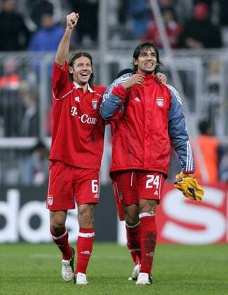 Roque Santa Cruz (re.) und Martin Demichelis (beide Bayern) - Schlussjubel Fußball EC 1 Herren Champions League 2005 2006, FC Bayern München Gruppe München Freude,
