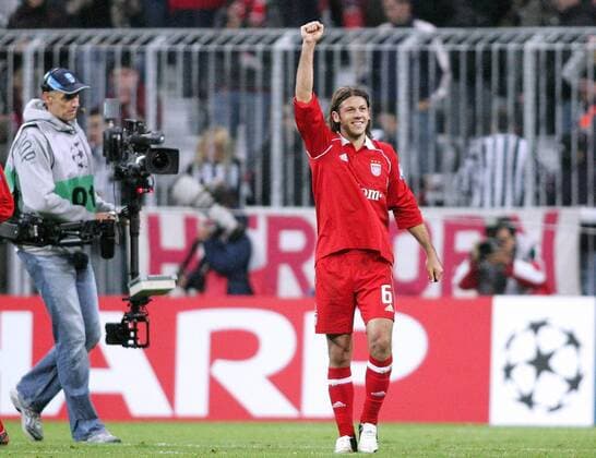Martin Demichelis ( Bayern) - Schlussjubel neben einem Kameramann Fußball EC 1 Herren Champions League 2005 2006, FC Bayern München Gruppe München Freude,