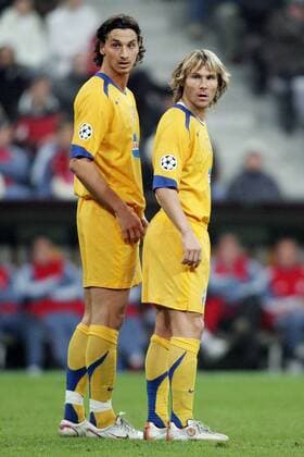 Zlatan Ibrahimovic (li.) und Pavel Nedved (beide Juventus) drehen sich überrascht um Fußball EC 1 Herren Champions League 2005 2006, Juventus Turin, Juve Gruppe München