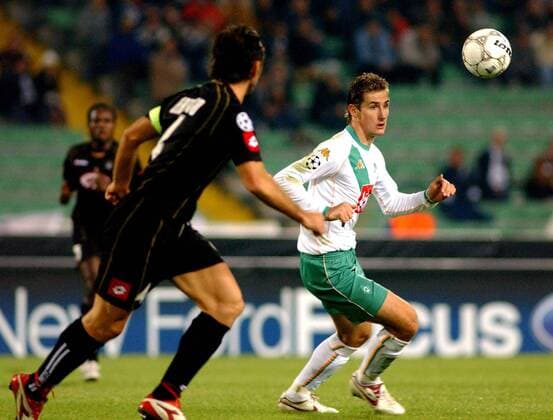 Miroslav Klose (Bremen) am Ball, vorn Bertotto (Udine) -  Fußball EC 1 Herren Champions League 2005 2006, Udinese Calcio - SV Werder Bremen 1:1 Gruppe Udine Dynamik,