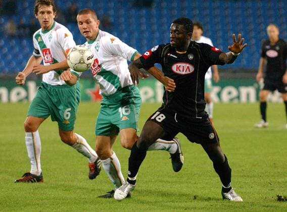Ali Sulley Muntari (Udine, re.) gegen Leon Andreasen (Mitte) und Frank Baumann (beide Bremen) -  Fußball EC 1 Herren Champions League 2005 2006, Udinese Calcio - SV Werder Bremen 1:1 Gruppe Udine Dynamik,