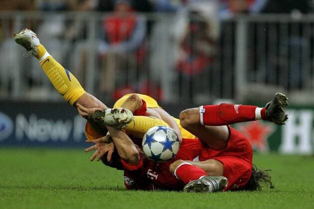 Zlatan Ibrahimovic (Juventus, li.) und Valerien Ismael (Bayern) drohen sich zu verkeilen Fußball EC 1 Herren Champions League 2005 2006, FC Bayern München - Juventus Turin 2:1, Juve Gruppe München Dynamik, Kampf,