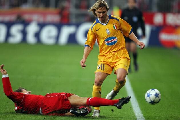 Pavel Nedved (Juventus, re.) gegen Sebastian Deisler (Bayern) Fußball EC 1 Herren Champions League 2005 2006, FC Bayern München - Juventus Turin 2:1, Juve Gruppe München Dynamik, Kampf,