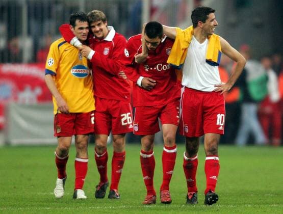 Harmonischer Schlussjubel des FC Bayern, v.li.: Willy Sagnol, Sebastian Deisler, Lucio und Roy Makaay Fußball EC 1 Herren Champions League 2005 2006, FC Bayern München - Juventus Turin 2:1, Juve Gruppe München Harmonie, Begeisterung, Freude, Kameradschaft,