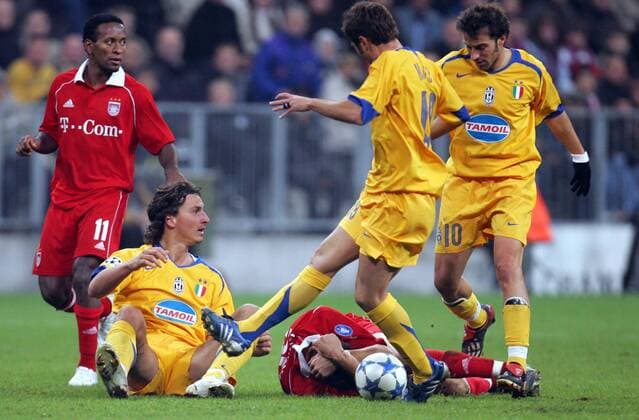 Zlatan Ibrahimovic (2.v.li.), Adrian Mutu (Mitte) und Alessandro Del Piero (alle Juventus) haben Valerien Ismael, der mit Schmerzen am Boden liegt, in die Mangel genommen, Ze Roberto (beide Bayern) schaut zu Fußball EC 1 Herren Champions League 2005 2006, FC Bayern München - Juventus Turin 2:1, Juve Gruppe München Dynamik,