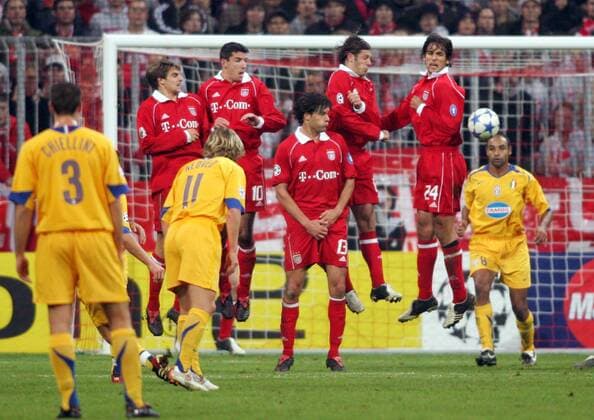 Giorgio Chiellini (li.), Pavel Nedved (Mitte) und Emerson (alle Juventus) beobachten den Freistoß gegen die Mauer der Bayern, v.li.: Sebastian Deisler, Roy Makaay, Michael Ballack, Martin Demichelis und Roque Santa Cruz Fußball EC 1 Herren Champions League 2005 2006, FC Bayern München - Juventus Turin 2:1, Juve Gruppe München Dynamik,
