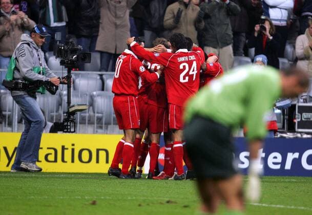 Ein Kameramann filmt den Torjubel der Bayern, v.li.: Roy Makaay, Deisler und Roque Santa Cruz Fußball EC 1 Herren Champions League 2005 2006, FC Bayern München, Gruppe München Begeisterung, Freude,