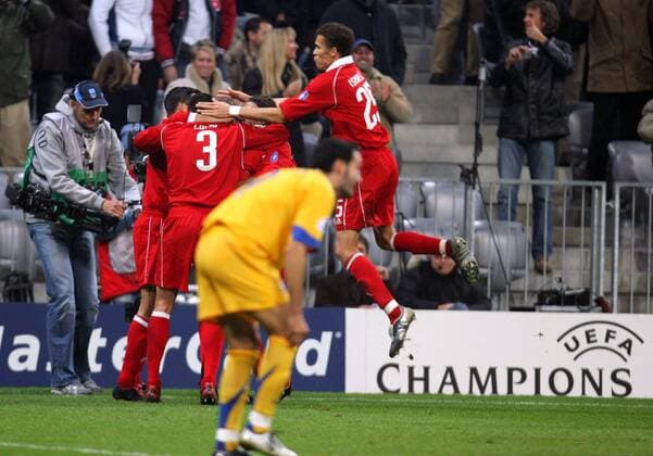Ein Kameramann filmt, wie Valerien Ismael (Bayern, re.) zum Torjubel heranfliegt Fußball EC 1 Herren Champions League 2005 2006, FC Bayern München - Juventus Turin 2:1, Juve Gruppe München Begeisterung, Freude,