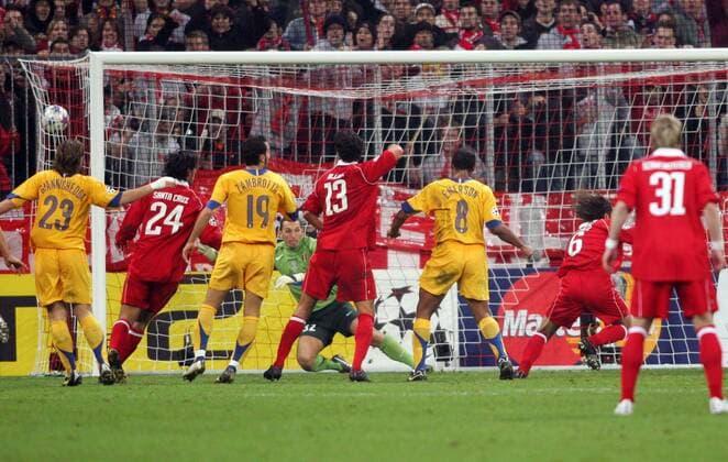 Martin Demichelis (Bayern, 2.v.re.) hat den Treffer zum 2:0 gegen Torwart Christian Abbiati erzielt, v.li. schauen Giannichedda (beide Juventus), Santa Cruz, Zambrotta, Ballack, Emerson und Schweinsteiger zu Fußball EC 1 Herren Champions League 2005 2006, FC Bayern München - Juventus Turin 2:1, Juve Totale München Dynamik,