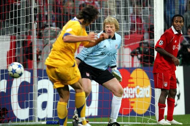 Zlatan Ibrahimovic (Juventus, li.) erzielt den Treffer zum 2:1 gegen Torwart Oliver Kahn und Ze Roberto (beide Bayern) Fußball EC 1 Herren Champions League 2005 2006, FC Bayern München - Juventus Turin 2:1, Juve Gruppe München Dynamik,