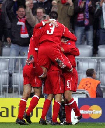 Lucio (Bayern) fliegt zum Jubeln heran Fußball EC 1 Herren Champions League 2005 2006, FC Bayern München Gruppe München Begeisterung, Freude,