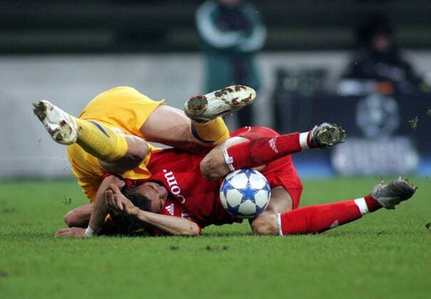 Valerien Ismael (Bayern, re.) und Ibrahimovic (Juventus) purzeln übereinander Fußball EC 1 Herren Champions League 2005 2006, FC Bayern München - Juventus Turin 2:1, Juve Gruppe München Dynamik, Kampf,