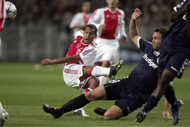 Nigel de Jong (Ajax, li.) zieht gegen Ljubo Milicevic (Thun) ab -  Fußball EC 1 Herren Champions League 2005 2006, Ajax Amsterdam - FC Thun 2:0 Gruppe Amsterdam Dynamik, Kampf,