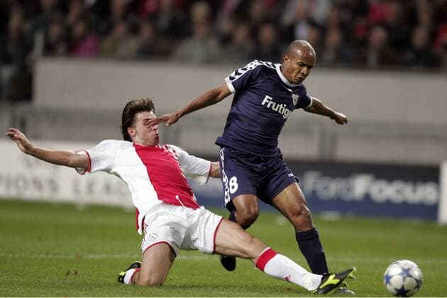 Gelson Rodrigues Souza (Thun, re.) gegen Zdenek Grygera (Ajax) -  Fußball EC 1 Herren Champions League 2005 2006, Ajax Amsterdam - FC Thun 2:0 Gruppe Amsterdam Dynamik, Kampf,