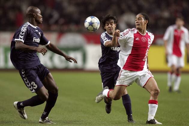 Steven Pienaar (Ajax, re.) gegen Adriano Pimenta (Mitte) und Jose Goncalves (beide Thun) -  Fußball EC 1 Herren Champions League 2005 2006, Ajax Amsterdam - FC Thun 2:0 Gruppe Amsterdam Dynamik,