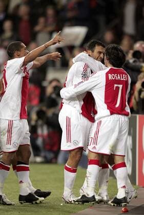 Yannis Anastasiou (Mitte), Mauro Rosales (re.) und Nigel de Jong (alle Ajax) - Torjubel -  Fußball EC 1 Herren Champions League 2005 2006, Gruppe Amsterdam Freude,