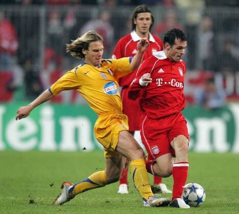Willy Sagnol (Bayern, re.) gegen Pavel Nedved (Juventus) Fußball EC 1 Herren Champions League 2005 2006, FC Bayern München - Juventus Turin 2:1, Juve Gruppe München Dynamik,