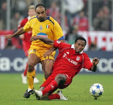 Ze Roberto (Bayern, re.) gegen Emerson (Juventus) Fußball EC 1 Herren Champions League 2005 2006, FC Bayern München - Juventus Turin 2:1, Juve Gruppe München Dynamik,