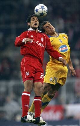 Roque Santa Cruz (Bayern, li.) gegen Fabio Cannavaro (Juventus) Fußball EC 1 Herren Champions League 2005 2006, FC Bayern München - Juventus Turin 2:1, Juve Gruppe München Dynamik,
