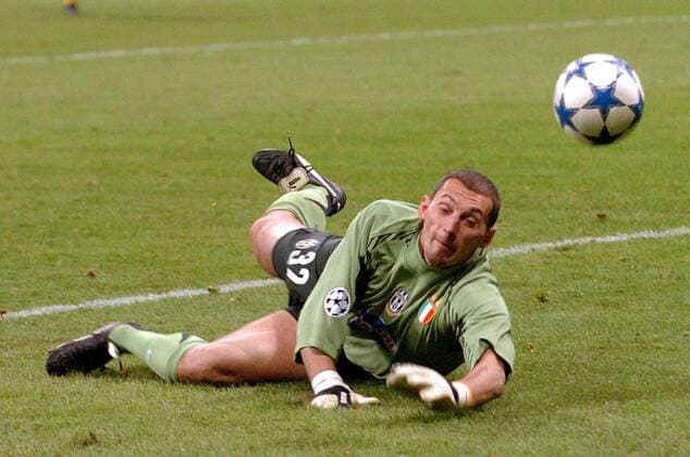 Torwart Christian Abbiati (Juventus) verfehlt den Ball Fußball EC 1 Herren Champions League 2005 2006, Juventus Turin, Juve, Serie A, 1. Italienische Liga Einzelbild München Dynamik,