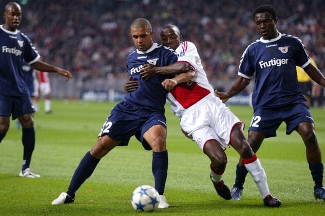 Hatem Trabelsi (Ajax, Mitte) gegen Vieira Leandro (li.) und Armand Deumi (beide Thun) Fußball EC 1 Herren Champions League 2005 2006, Ajax Amsterdam - FC Thun 2:0 Gruppe pan11149 Amsterdam Dynamik, Kampf,  