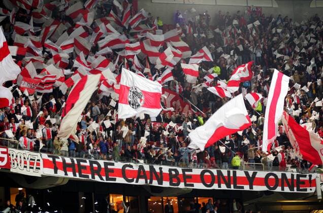 Ajax Fans haben ein Transparent aufgehängt und sorgen mit einem Fahnenmeer für Stimmung im Fanblock - There can be only one ! Fußball EC 1 Herren Champions League 2005 2006, Ajax Amsterdam, Ehrendivision, 1. Niederländische Holländische Liga Totale pan11149 Amsterdam Freude, Begeisterung,  