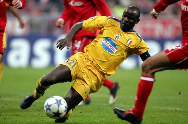 Lilian Thuram (Juventus) - Zweikampf Fußball EC 1 Herren Champions League 2005 2006, Juventus Turin, Juve Einzelbild pan11148 München Dynamik,  