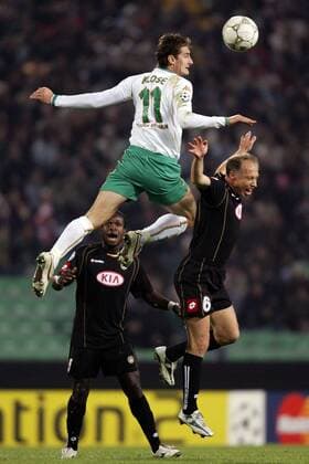 Miroslav Klose (Bremen, li.) gegen Roberto Nestor Sensini, hi. staunt Christian Obodo (beide Udine) mit offenem Mund -  Fußball EC 1 Herren Champions League 2005 2006, Udinese Calcio - SV Werder Bremen 1:1 Gruppe Udine Dynamik, Kampf, Höhe, Überlegenheit