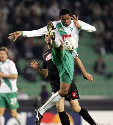 Naldo (Bremen, vorn) gegen Vincenzo Iaquinta (Udine) -  Fußball EC 1 Herren Champions League 2005 2006, Udinese Calcio - SV Werder Bremen 1:1 Gruppe Udine Dynamik, Kampf,