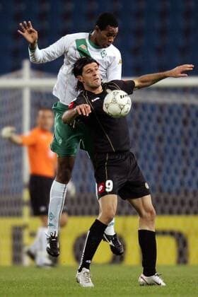 Vincenzo Iaquinta (Udine, vorn) gegen Naldo (Bremen) -  Fußball EC 1 Herren Champions League 2005 2006, Udinese Calcio - SV Werder Bremen 1:1 Gruppe Udine Dynamik, Kampf,