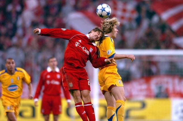 Pavel Nedved (Juventus, re.) gegen Sebastian Deisler (Bayern) Fußball EC 1 Herren Champions League 2005 2006, FC Bayern München - Juventus Turin 2:1, Juve Gruppe München Dynamik,