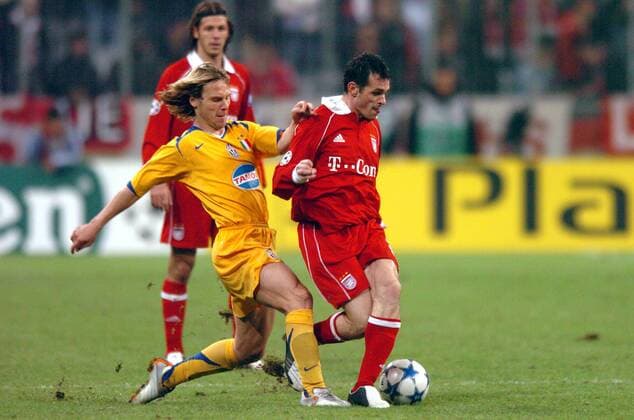 Pavel Nedved (Juventus, li.) gegen Willy Sagnol (Bayern) Fußball EC 1 Herren Champions League 2005 2006, FC Bayern München - Juventus Turin 2:1, Juve Gruppe München Dynamik,