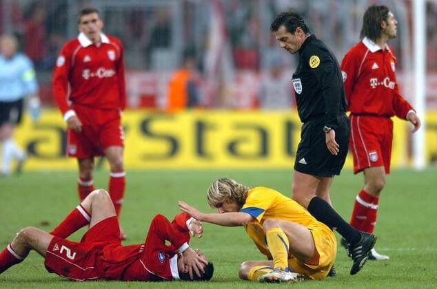 Pavel Nedved (Juventus, re.) mimt den reuigen Sünder nach seinem brutalen Tritt ins Gesicht von Willy Sagnol (Bayern), während sich FIFA Schiedsrichter Kyros Vassaras (Griechenland) nach dessen Befinden erkundigt Fußball EC 1 Herren Champions League 2005 2006, FC Bayern München - Juventus Turin 2:1, Juve Gruppe München