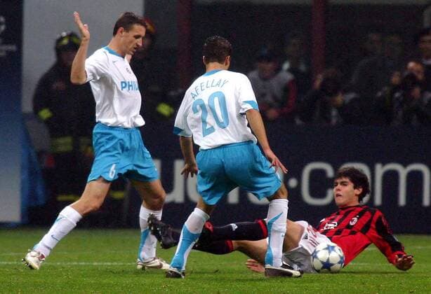 Kaka (Milan, re.) wird von Ibrahim Afellay (Mitte) und Timmy Simons (beide Eindhoven) zu Fall gebracht -  Fußball EC 1 Herren Champions League 2005 2006, AC Mailand - PSV Eindhoven 0:0 Gruppe Mailand