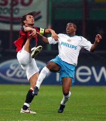 Paolo Maldini (Milan, li.) gegen Jefferson Farfan (Eindhoven) -  Fußball EC 1 Herren Champions League 2005 2006, AC Mailand - PSV Eindhoven 0:0 Gruppe Mailand Dynamik,