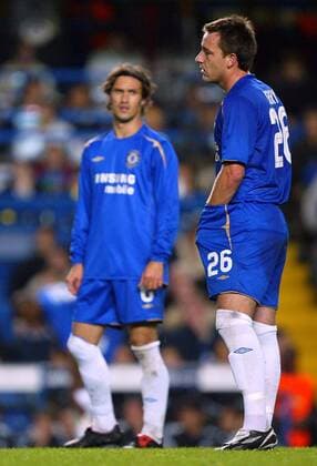 John Terry sieht nach, ob alles richtig sitzt, hi. Carvalho (beide Chelsea) skeptisch -  Fußball EC 1 Herren Champions League 2005 2006, Chelsea FC London Gruppe London