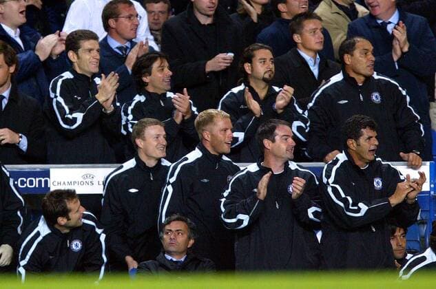 Chelseas Bank im Torjubel, Trainer Jose Mourinho (vorn unten) bleibt ruhig, dahinter v.re.: Die Co Trainer Baltemar Brito und Steve Clarke, Eidur Gudjohnsen, Robert Huth, hi.: Torwarttrainer Silvino Louto (re.), Fitnesstrainer ... -  Fußball EC 1 Herren Champions League 2005 2006, Chelsea FC London Totale Fitnesscoach London Freude,