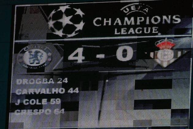 Die Anzeigetafel zeigt das Ergebnis - Chelsea gewinnt gegen Betis Sevilla 4:0, Drogba, Carvalho, Cole und Crespo trafen -  Fußball EC 1 Herren Champions League 2005 2006, Chelsea FC London - Betis Sevilla 4:0 Einzelbild London