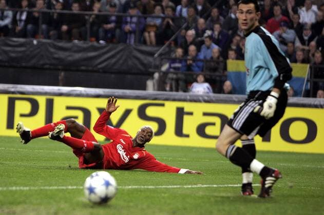 Djibril Cisse (Liverpool, li.) und Torwart Silvio Proto (Anderlecht) schauen gespannt dem Ball hinterher - EDITORIAL USE ONLY. No use with unauthorised audio, video, data, fixture lists, club league logos or live services. Online in-match use limited to 120 images, no video emulation. No use in betting, games or single club league player publications. Fußball EC 1 Herren Champions League 2005 2006, RSC Anderlecht - FC Liverpool 0:1 Gruppe Brüssel Spannung,