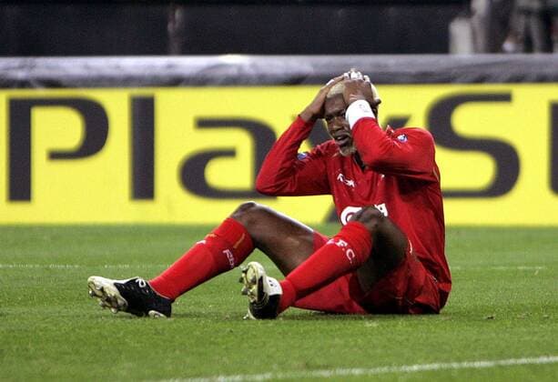 Djibril Cisse (Liverpool) verzweifelt am Boden - EDITORIAL USE ONLY. No use with unauthorised audio, video, data, fixture lists, club league logos or live services. Online in-match use limited to 120 images, no video emulation. No use in betting, games or single club league player publications. Fußball EC 1 Herren Champions League 2005 2006, FC Liverpool Einzelbild Brüssel Enttäuschung, Verzweiflung,