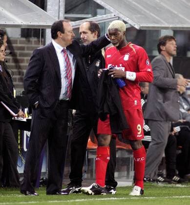 Djibril Cisse (re.) bekommt nach der Auswechslung einen Klaps von Trainer Rafael Benitez (li., beide Liverpool) - EDITORIAL USE ONLY. No use with unauthorised audio, video, data, fixture lists, club league logos or live services. Online in-match use limited to 120 images, no video emulation. No use in betting, games or single club league player publications. Fußball EC 1 Herren Champions League 2005 2006, FC Liverpool Gruppe Brüssel
