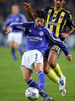 Levan Kobiashvili (Schalke, li.) zieht ab, dahinter Selcuk Sahin (Fenerbahce) Fußball EC 1 Herren Champions League 2005 2006, Fenerbahce Istanbul - FC Schalke 04 3:3 Gruppe Istanbul Dynamik,