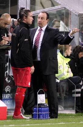 Trainer Rafael Benitez (re.) gibt Harry Kewell (beide Liverpool) vor dessen Einwechslung letzte Anweisungen - EDITORIAL USE ONLY. No use with unauthorised audio, video, data, fixture lists, club league logos or live services. Online in-match use limited to 120 images, no video emulation. No use in betting, games or single club league player publications. Fußball EC 1 Herren Champions League 2005 2006, FC Liverpool Gruppe Brüssel